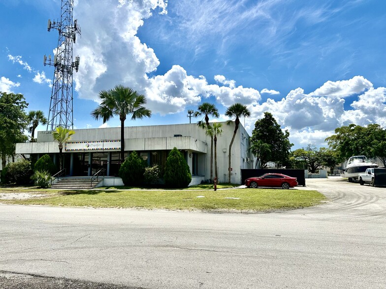 5300 NW 163rd St, Hialeah, FL à vendre - Photo du b timent - Image 1 de 2