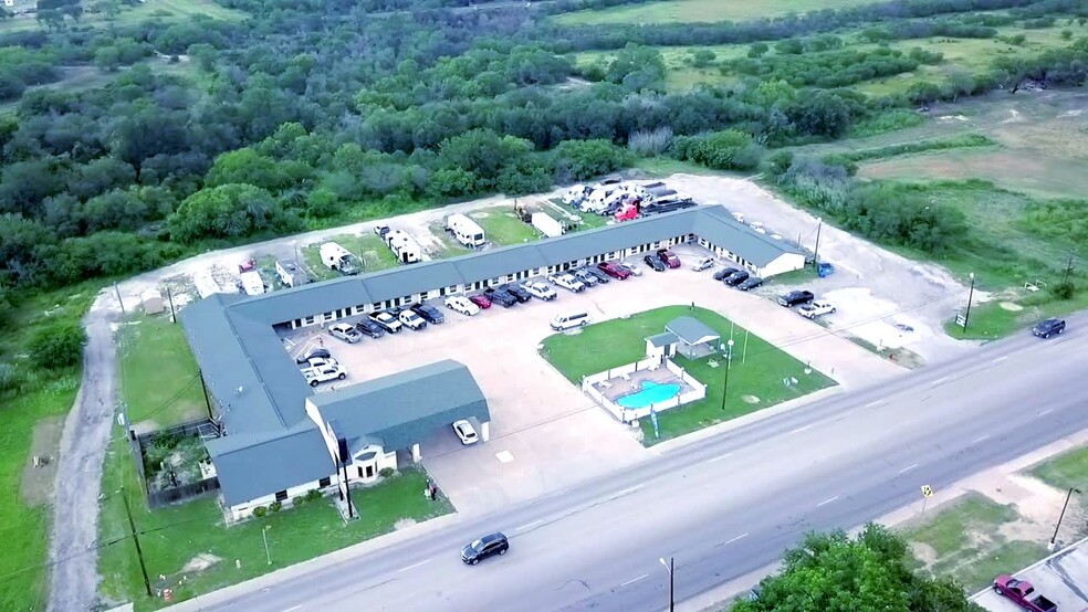 1401 N Harborth Ave, Three Rivers, TX à vendre - Vid o sur l inscription commerciale - Image 1 de 1