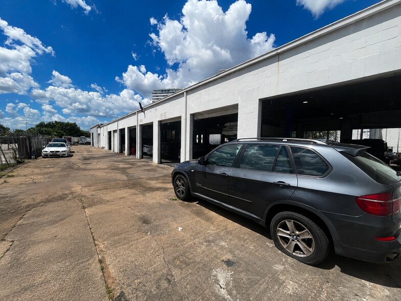 7300 Southwest Fwy, Houston, TX for lease - Building Photo - Image 3 of 18