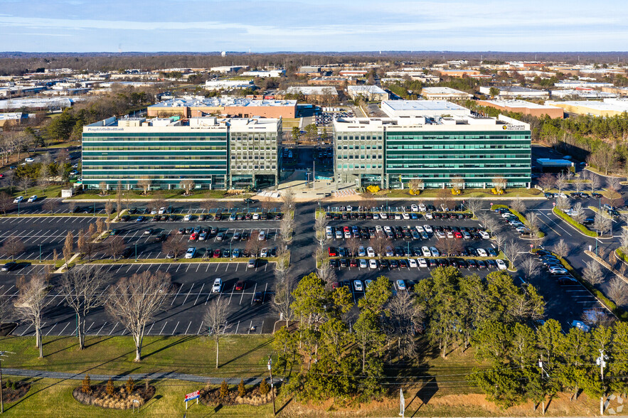 100 Motor Pkwy, Hauppauge, NY à louer - Photo du bâtiment - Image 2 de 16