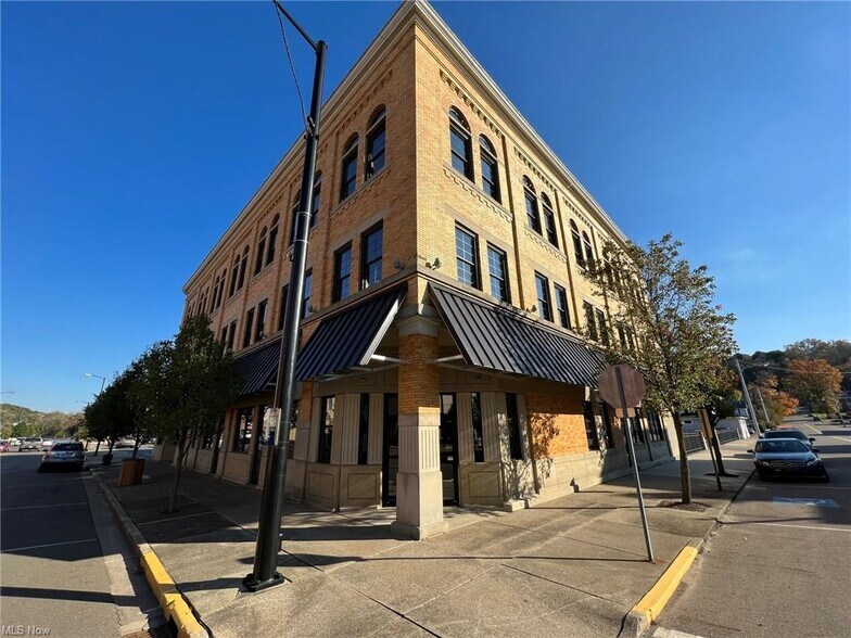 212 E 3rd St, Uhrichsville, OH for lease - Building Photo - Image 1 of 6