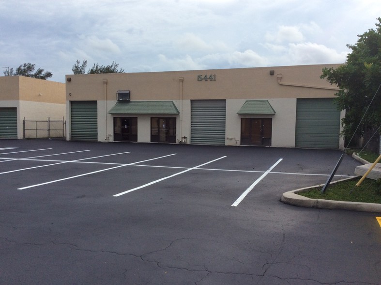 5431-5441 NW 15th St, Margate, FL for lease - Building Photo - Image 2 of 9