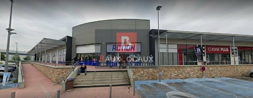 Retail in Nîmes for lease - Building Photo - Image 2 of 3