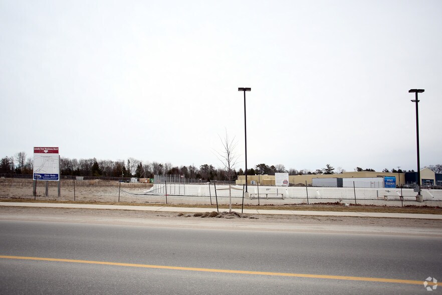 100 Stonebridge Blvd, Wasaga Beach, ON à louer - Photo du bâtiment - Image 2 de 2