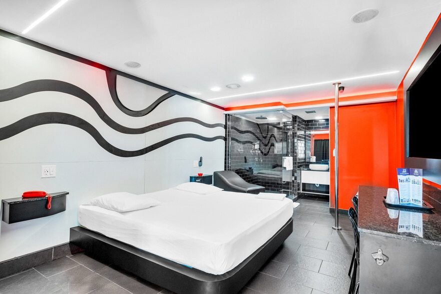 841 N Krome Ave, Homestead, FL for sale - Interior Photo - Image 2 of 24