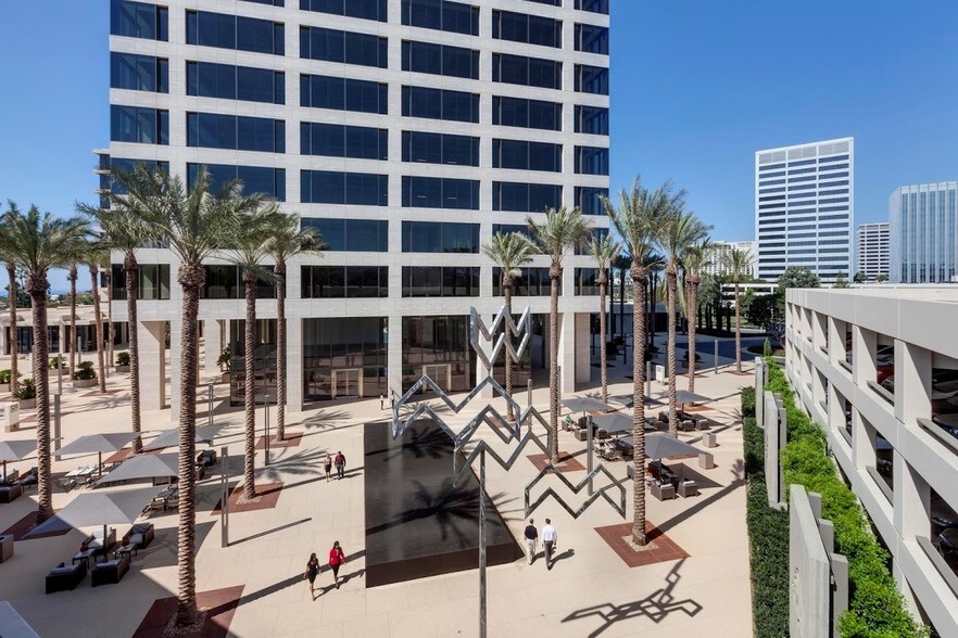 520 Newport Center Dr, Newport Beach, CA à louer - Photo du bâtiment - Image 3 de 20