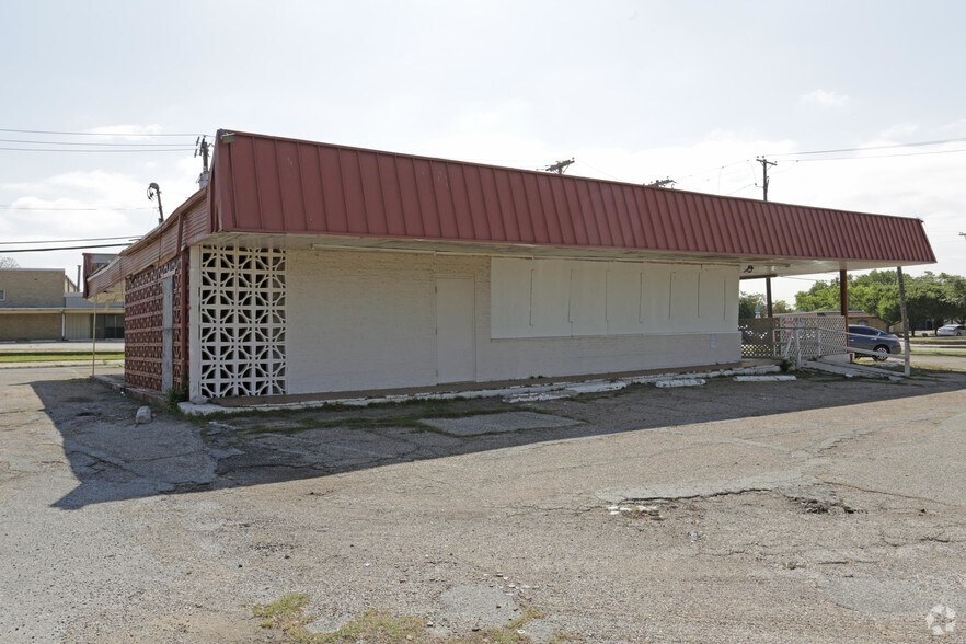 2101 W Rochelle Rd, Irving, TX à louer - Photo du bâtiment - Image 2 de 4