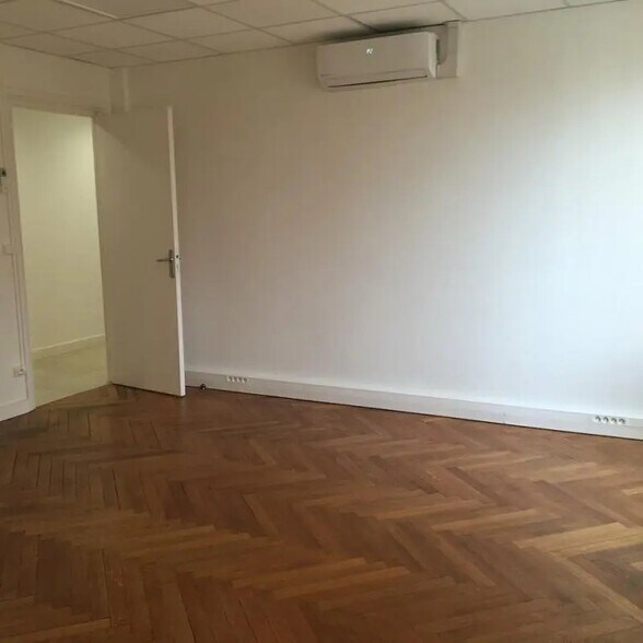Office in Lyon for lease - Interior Photo - Image 3 of 10