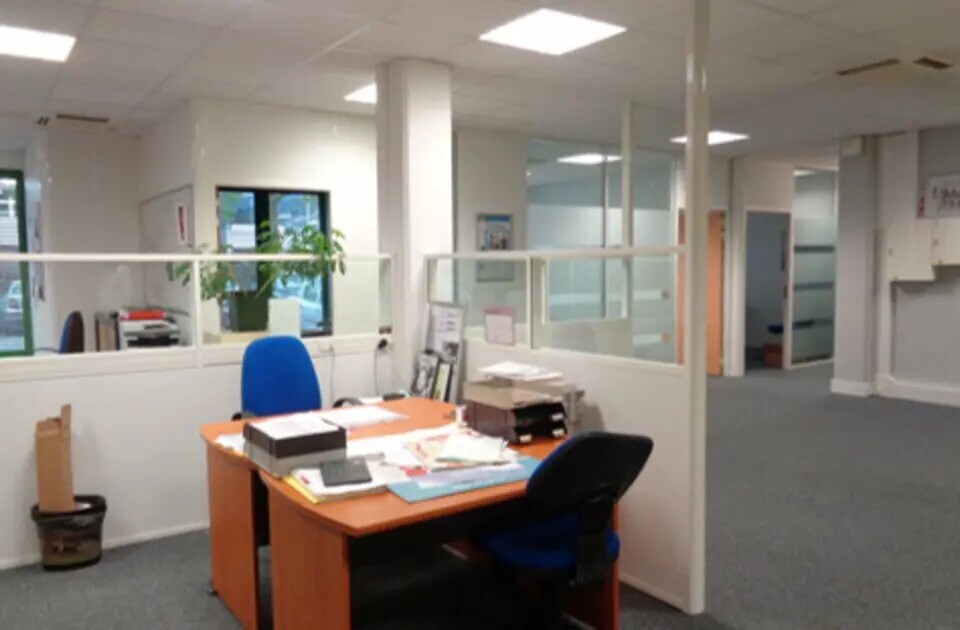 Office in Bron for lease Interior Photo- Image 1 of 4