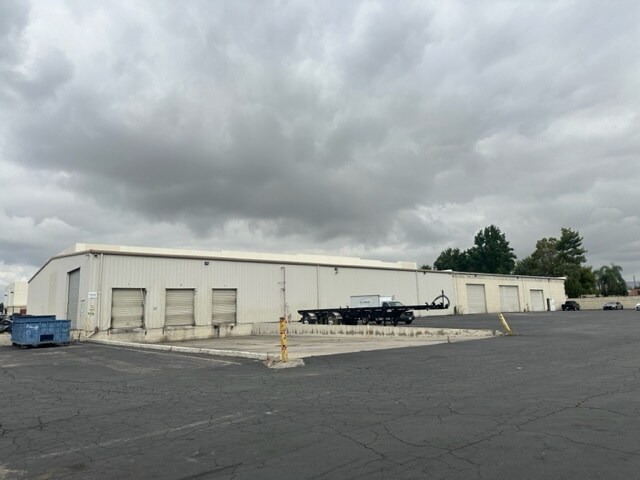 1045 Rialto Ave, Rialto, CA for lease - Building Photo - Image 1 of 12