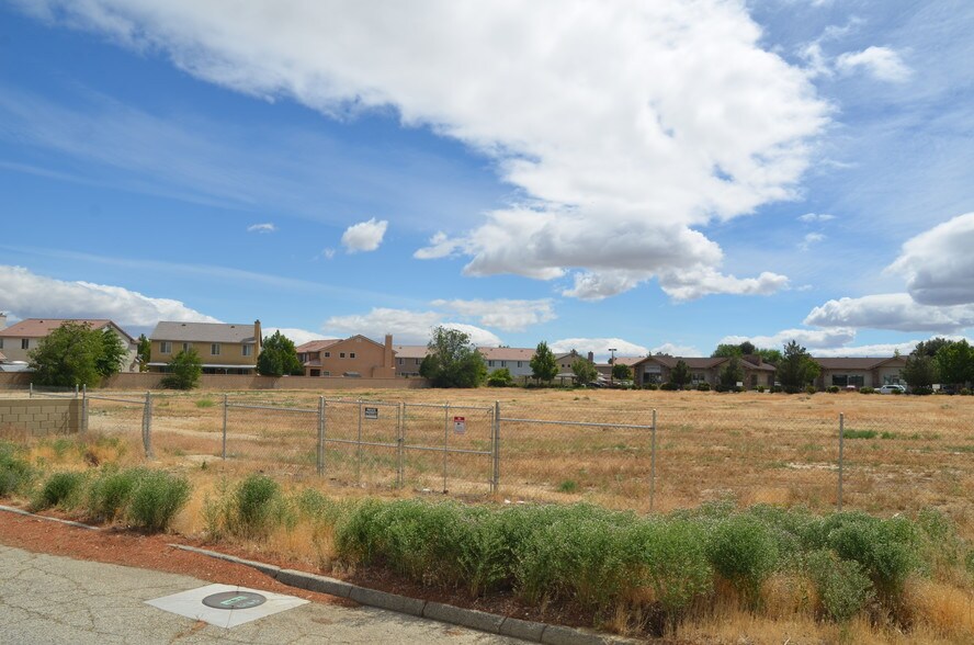 17th St West & Ave, Lancaster, CA à vendre - Photo du bâtiment - Image 2 de 12