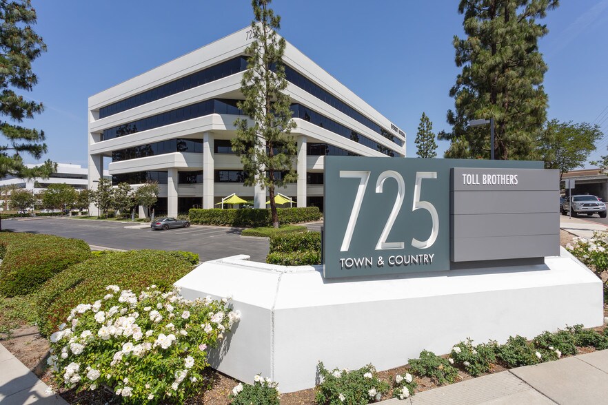725 W Town and Country Rd, Orange, CA à louer - Photo du bâtiment - Image 3 de 35