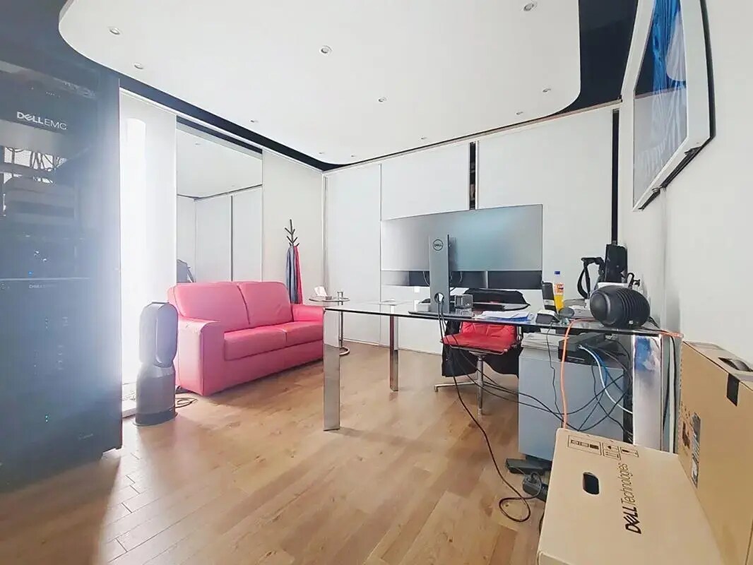 Paris, PAR 75015 - - - Photo intérieure - Image 1 of 2