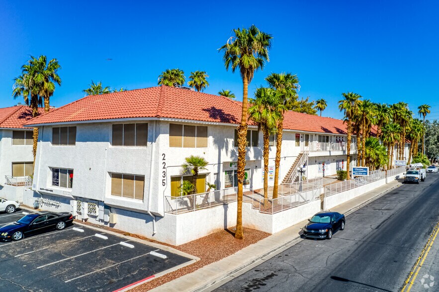 2235 E Flamingo Rd, Las Vegas, NV à louer - Photo du bâtiment - Image 1 de 7