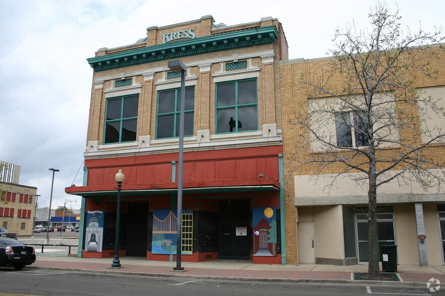 613 Austin Ave, Waco, TX à vendre - Photo du bâtiment - Image 2 de 23