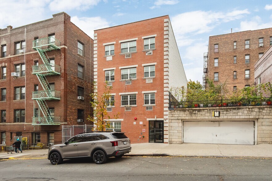 253 E 206th St, Bronx, NY à vendre - Photo du bâtiment - Image 1 de 30