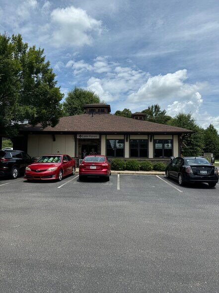 912 S Batesville Rd, Greer, SC à louer - Photo du bâtiment - Image 2 de 11