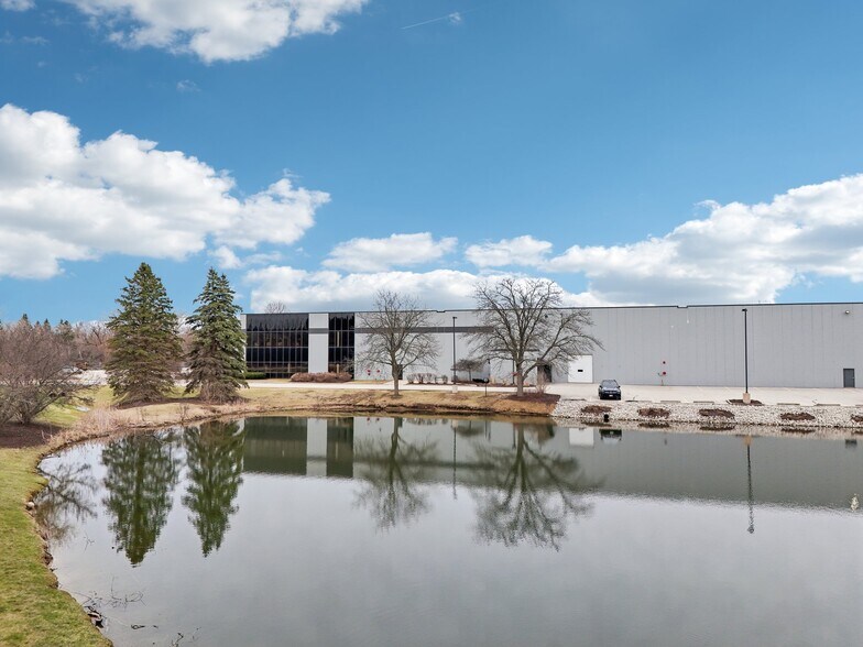 5201-5401 W Donges Bay Rd, Mequon, WI à louer - Photo du bâtiment - Image 3 de 11