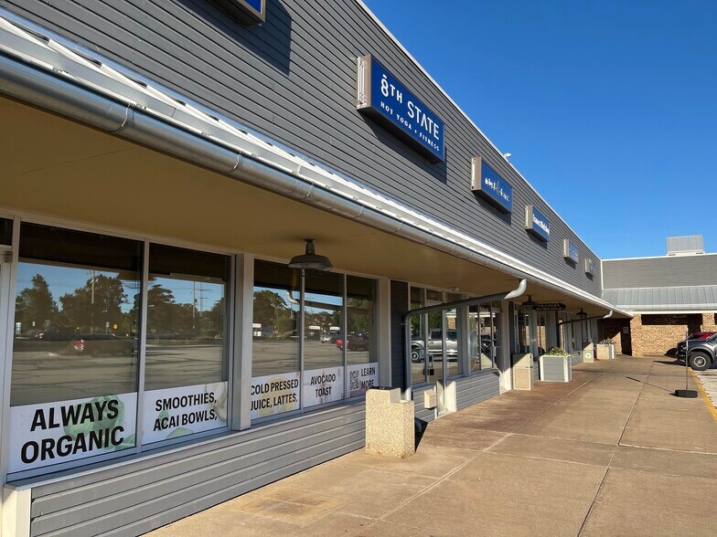 6103 W Mequon Rd, Mequon, WI à louer - Photo du bâtiment - Image 3 de 10