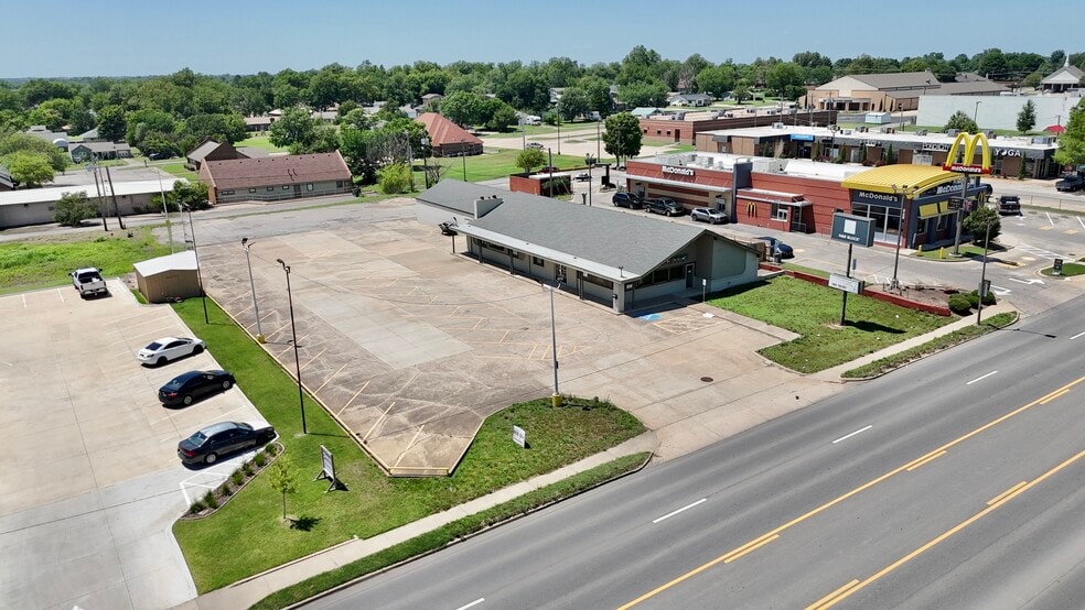 2120 N 14th St, Ponca City, OK for lease - Building Photo - Image 2 of 27