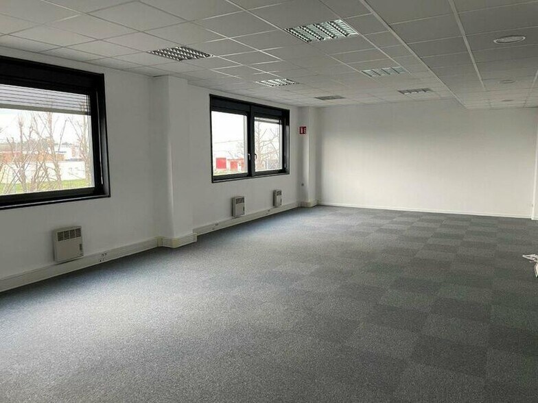 Bureau dans Saint-Quentin-Fallavier à louer - Photo intérieure - Image 1 de 31