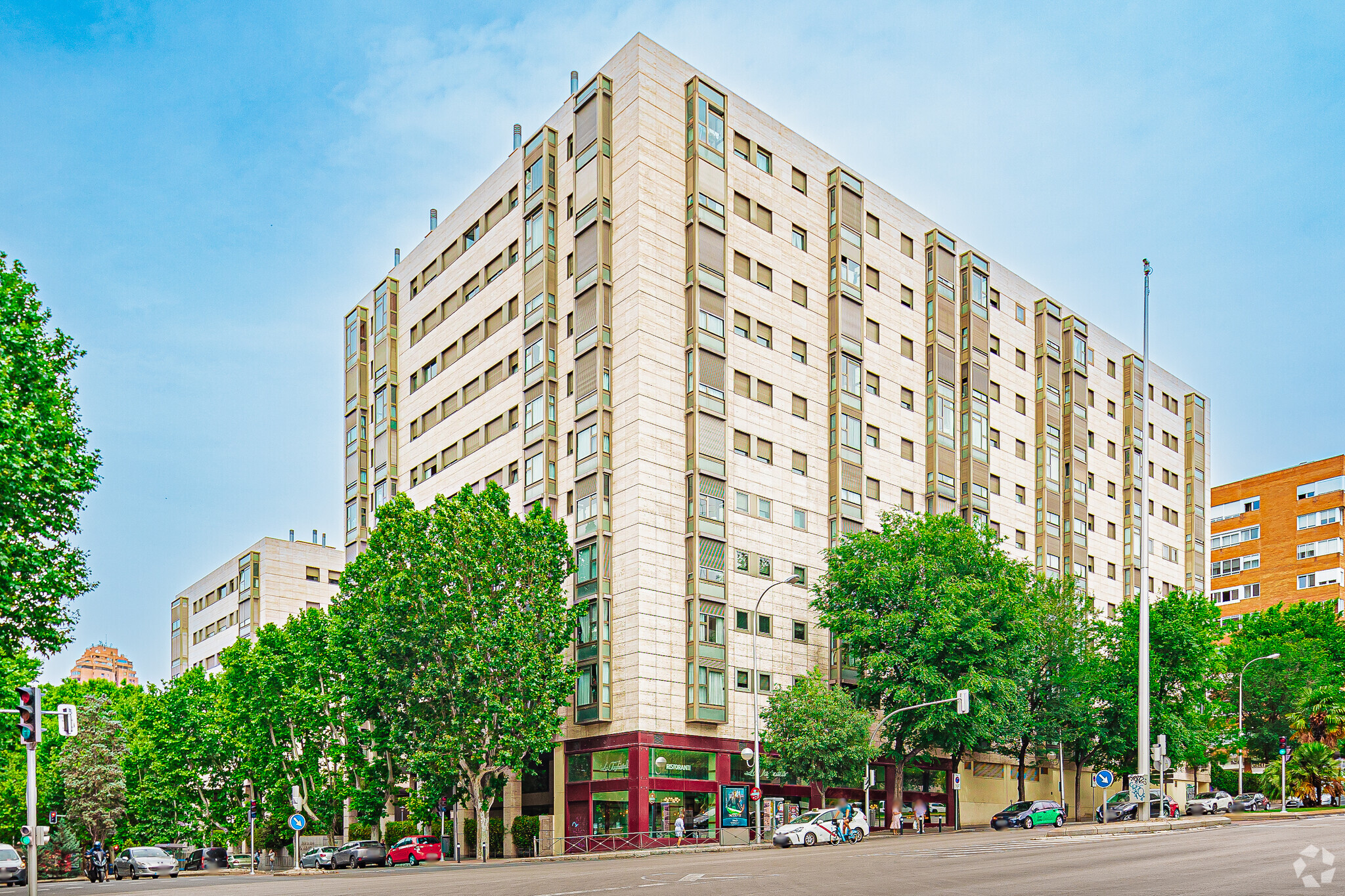 Multifamily in Madrid, MAD for sale Primary Photo- Image 1 of 3