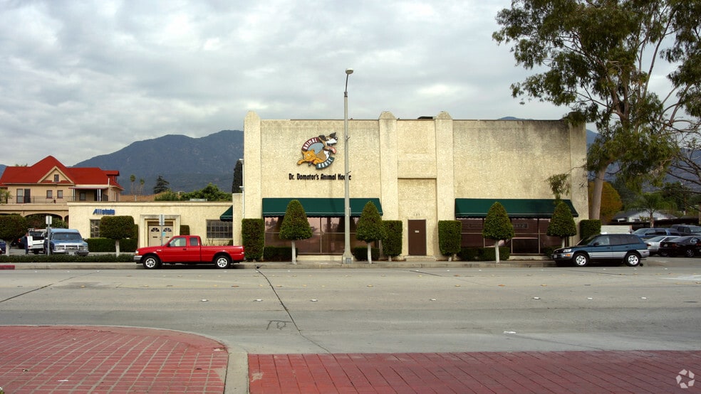 135 W Foothill Blvd, Monrovia, CA à louer - Photo du bâtiment - Image 2 de 9