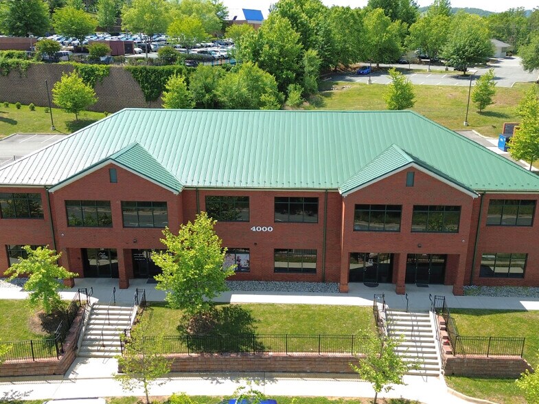 4000 Olympia Cir, Charlottesville, VA à louer - Photo du bâtiment - Image 1 de 8