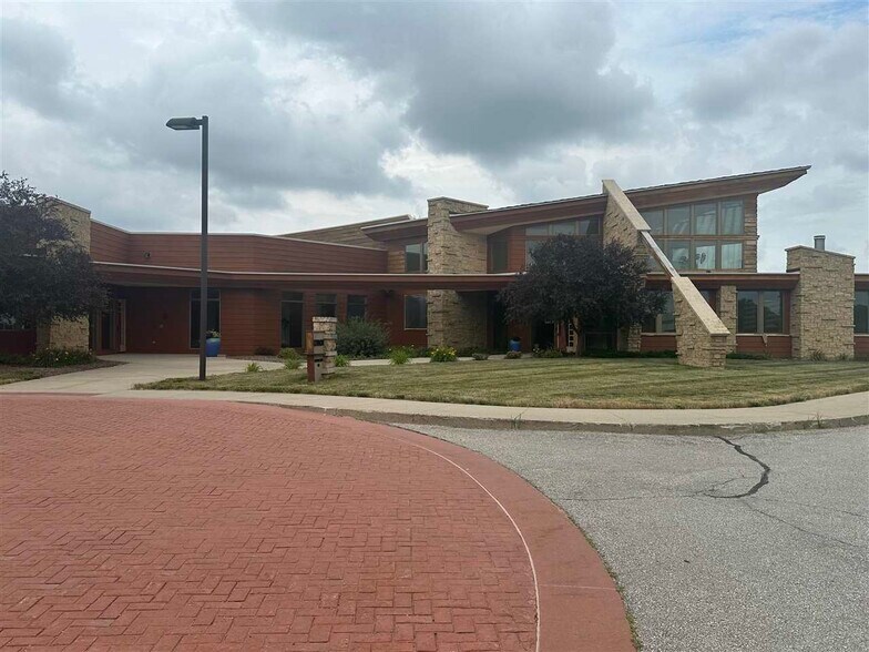 3273 Ridgeway Dr, Coralville, IA for lease - Building Photo - Image 2 of 15