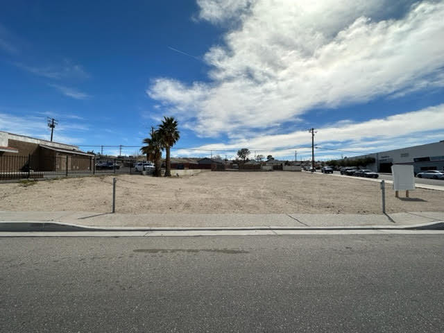 970 W Main St, Barstow, CA à louer - Photo du bâtiment - Image 1 de 8