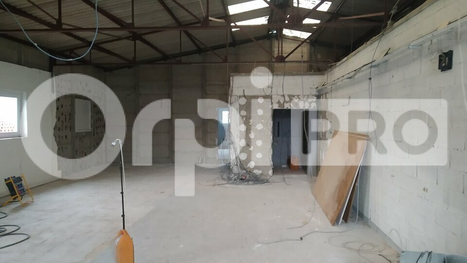 Flex in Cormontreuil for lease - Interior Photo - Image 3 of 6