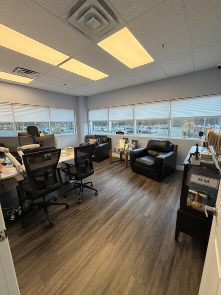 348 N US Hwy 9, Manalapan Township, NJ for lease - Building Photo - Image 1 of 7