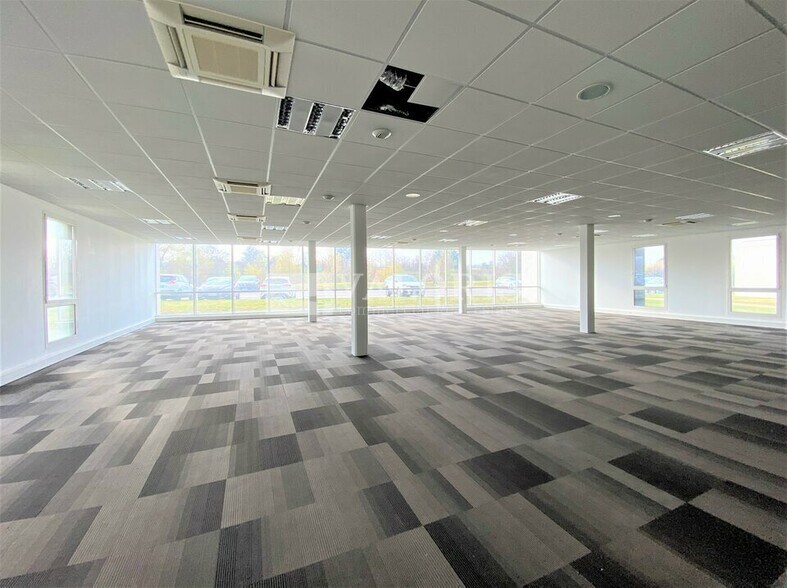 Office in Saint-Priest for lease - Interior Photo - Image 3 of 20