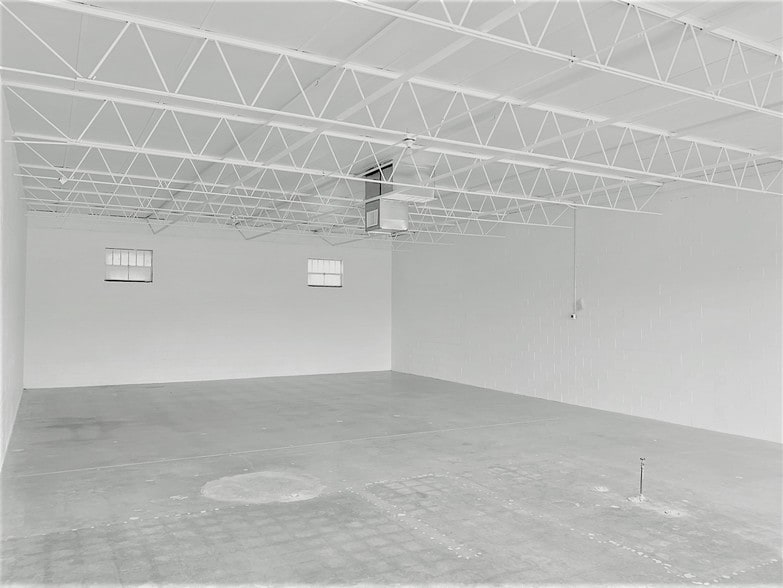 4829 Gretna St, Dallas, TX for lease - Interior Photo - Image 2 of 30