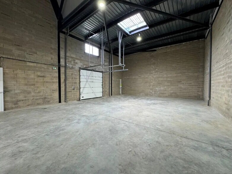 Flex in Hérouville-en-Vexin for sale - Building Photo - Image 3 of 11