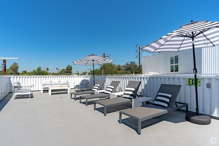 11700 W Magnolia Blvd, Valley Village, CA à vendre - Photo du bâtiment - Image 2 de 29