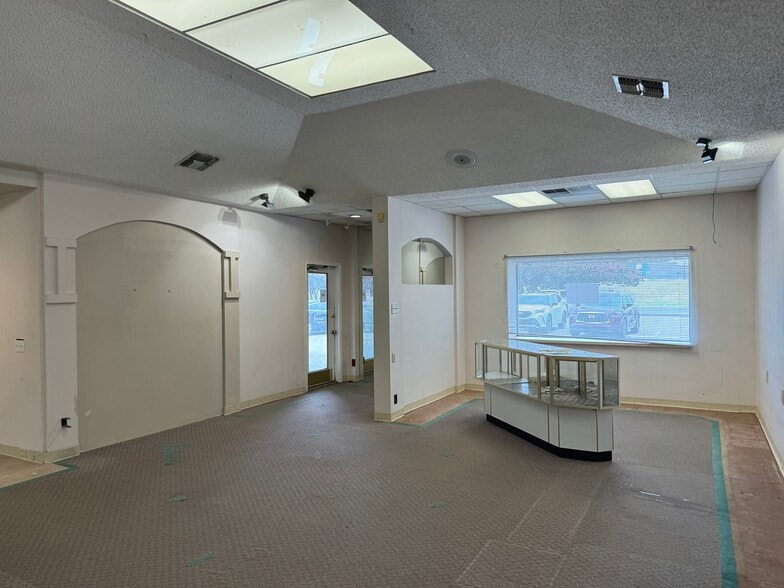 6461 Southwest Blvd, Benbrook, TX for lease - Interior Photo - Image 2 of 7