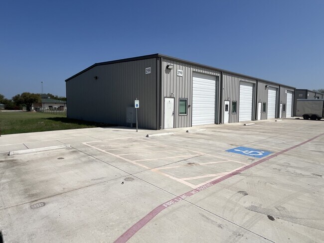 More details for 299 Navarro Dr, Seguin, TX - Industrial for Lease