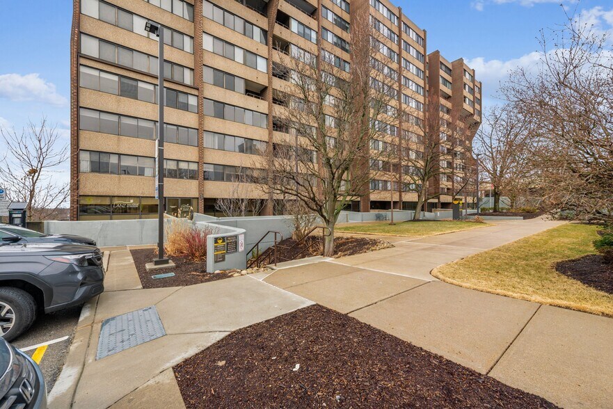 750 Washington Rd, Mt Lebanon, PA à vendre - Photo du bâtiment - Image 2 de 24