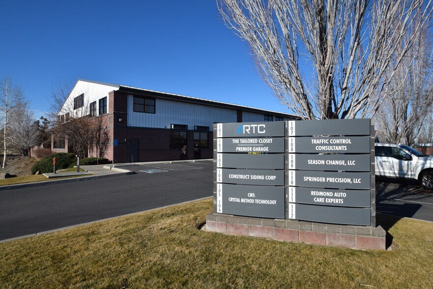 2121 SW Deerhound Ave, Redmond, OR à louer - Photo du bâtiment - Image 2 de 19