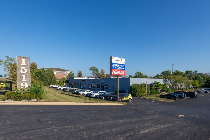 1519 E Main St, St Charles, IL à louer - Photo du bâtiment - Image 3 de 12