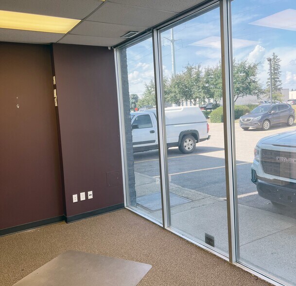 10472-17203 105 Av NW, Edmonton, AB à louer - Photo du bâtiment - Image 3 de 3