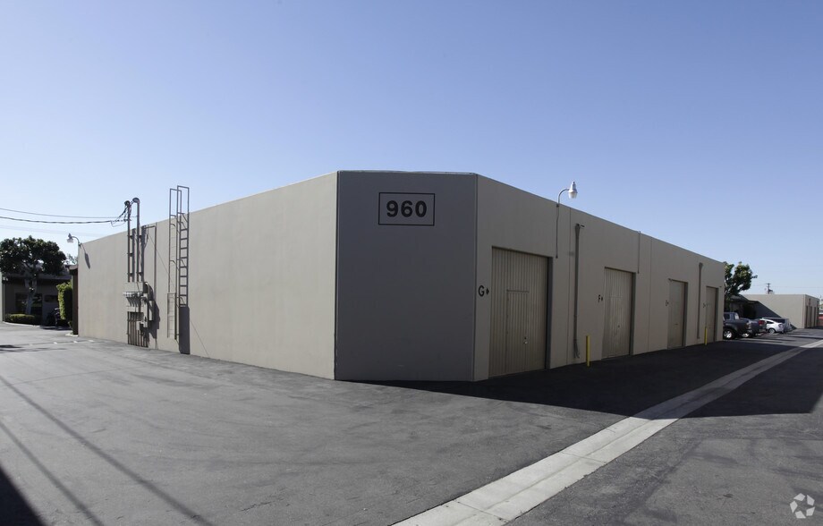 960 E Orangethorpe Ave, Anaheim, CA à louer - Photo du bâtiment - Image 2 de 4