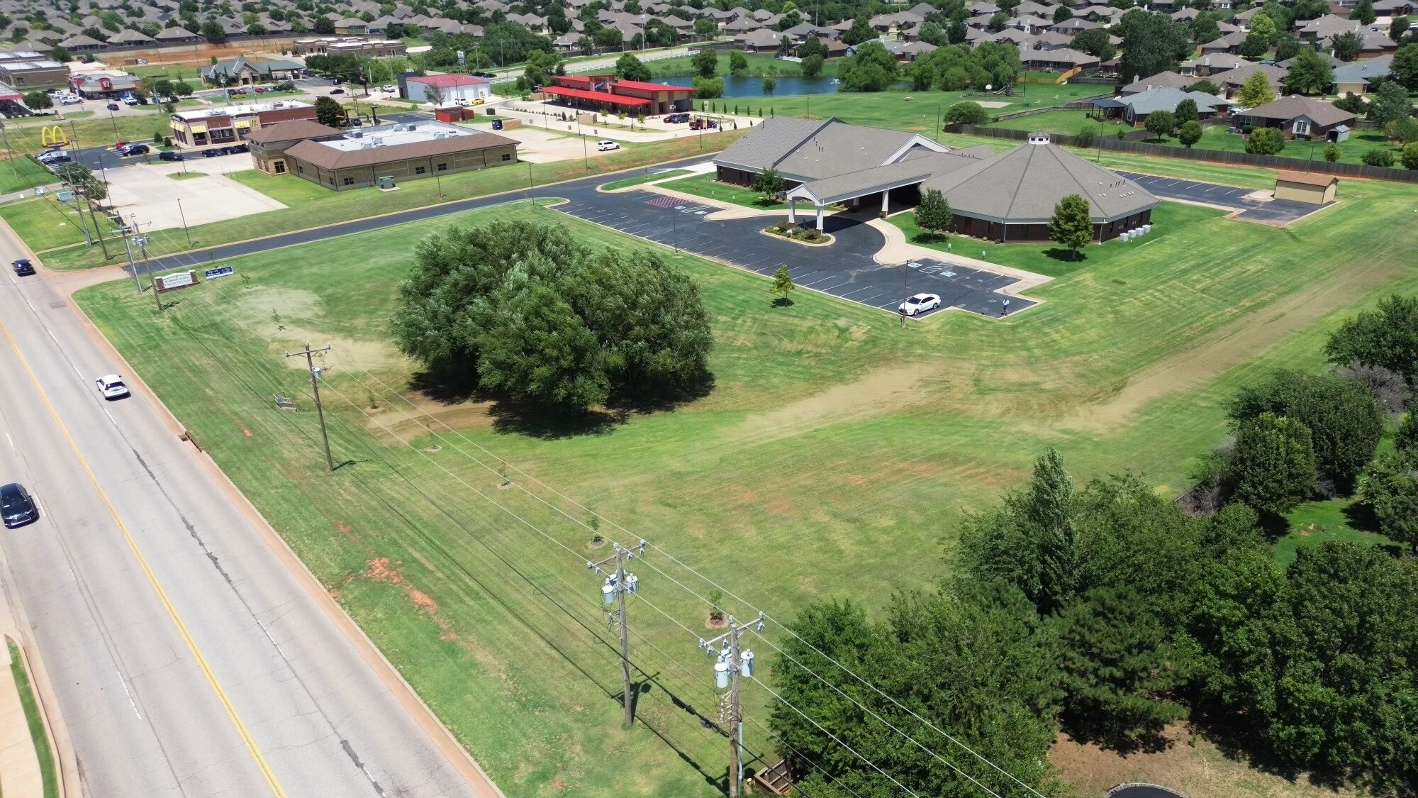 16300 N May Ave, Edmond, OK à vendre Photo du bâtiment- Image 1 de 4