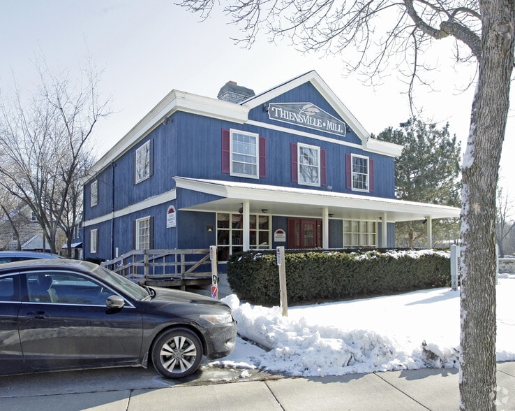 122 Green Bay Rd, Thiensville, WI for lease - Building Photo - Image 2 of 9