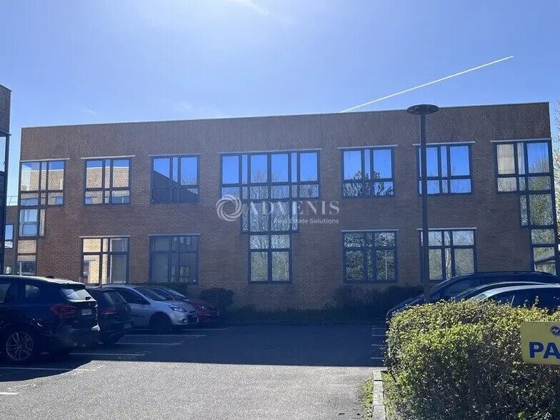 Local d'activités dans Montigny-le-Bretonneux à vendre - Photo du bâtiment - Image 2 de 5