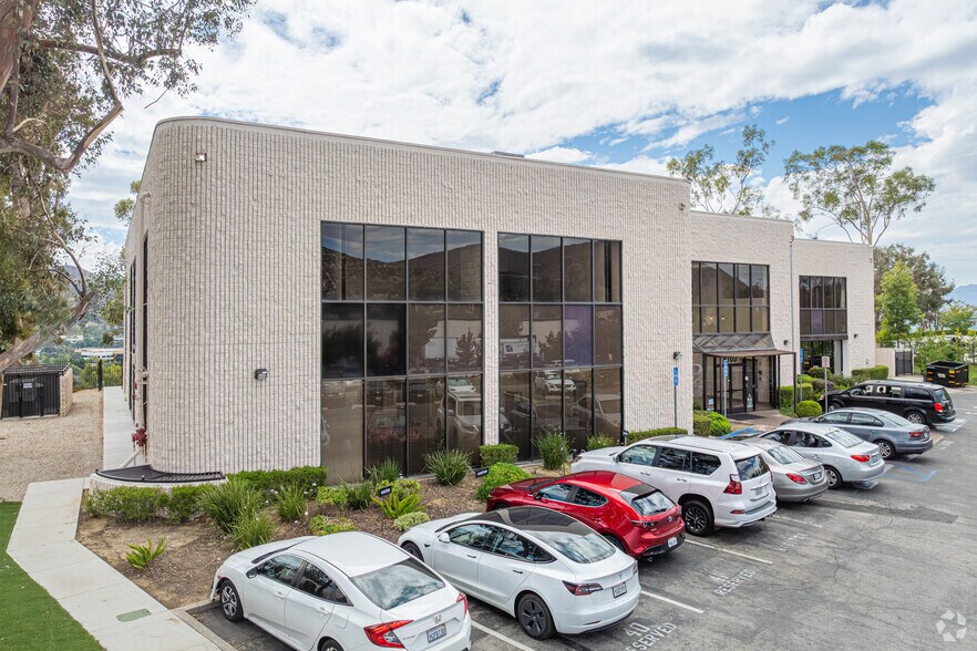 5703 Corsa Ave, Westlake Village, CA à louer - Photo du bâtiment - Image 2 de 4