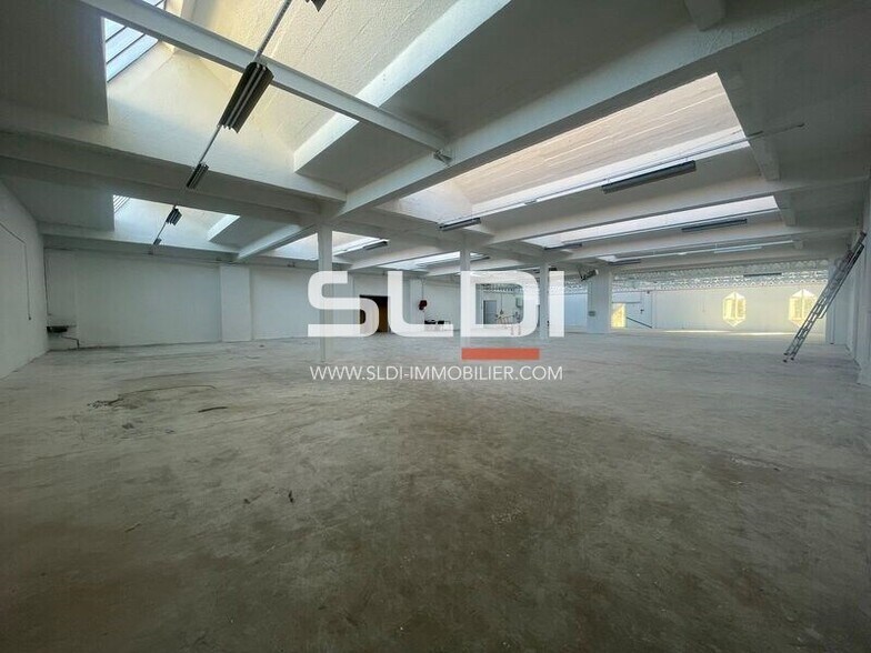 Flex in Villeurbanne for lease - Interior Photo - Image 1 of 6