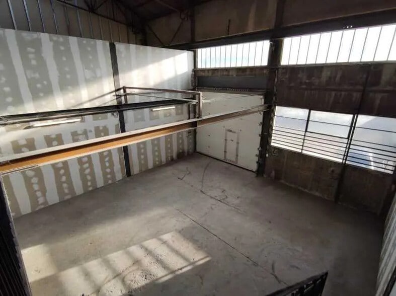 Flex in Feyzin for lease - Interior Photo - Image 2 of 8