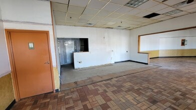 808-908 W Maple St, Hartville, OH for lease Building Photo- Image 2 of 3